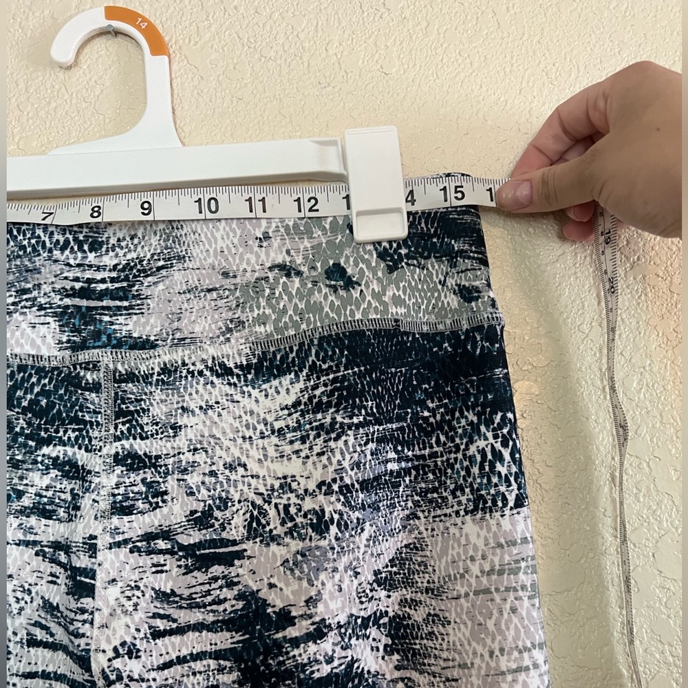 🤍 NWOT Fabletics Mid-Rise Powerhold Capri Leggings - Picture 5 of 9